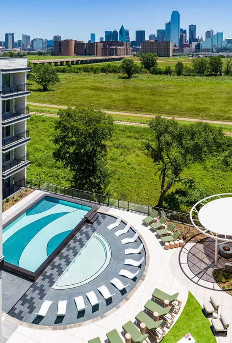 modern pool overlooking downtoen dallas at modera trinity apartments