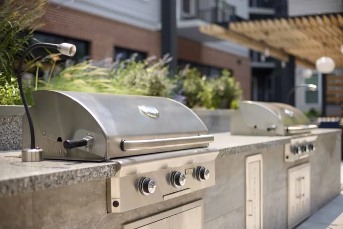outfoor grilling area at modera clarendon