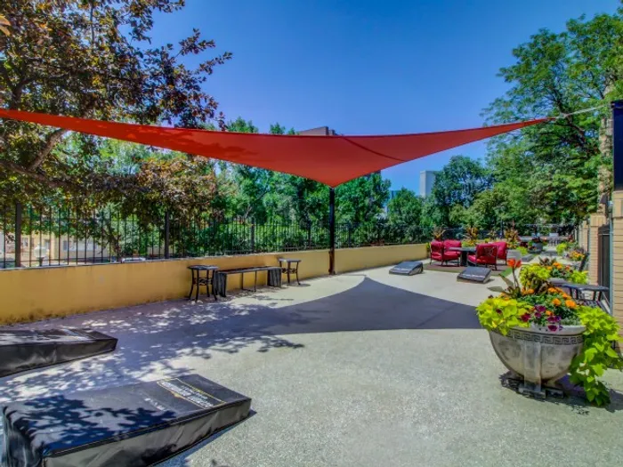 Capitol Hill Apartments -Belmont Buckingham Apartments Sundeck