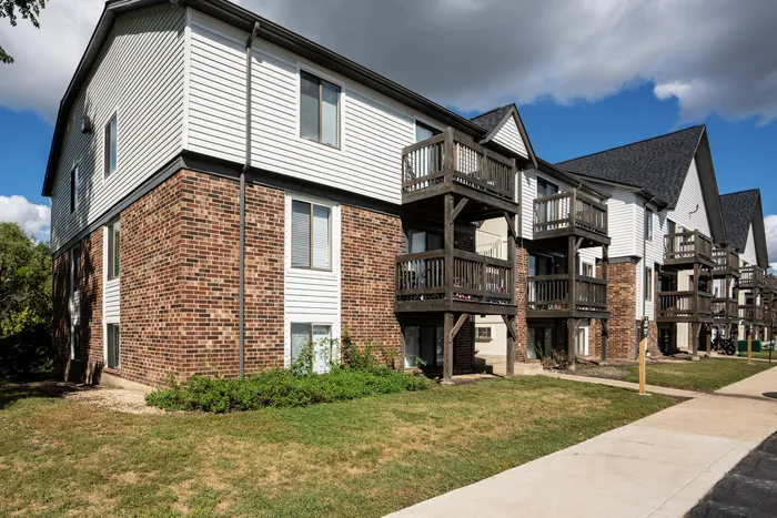 Ellyn Crossing Exterior
