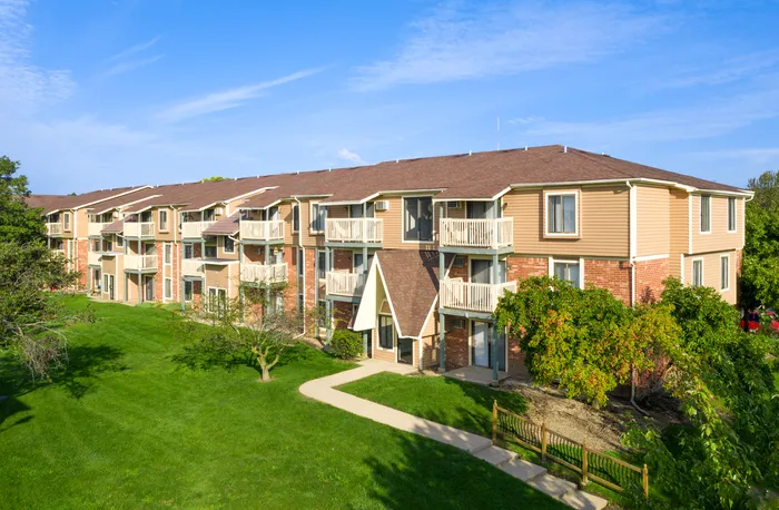 Ellyn Crossing Exterior
