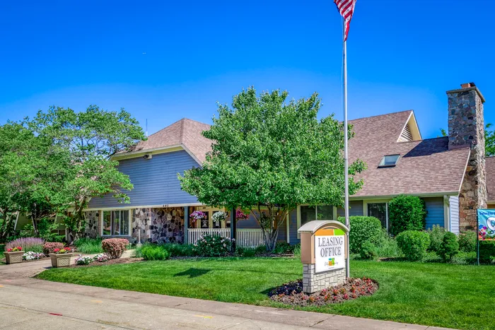 Ellyn Crossing Leasing Office