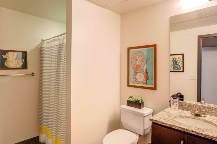 Model Unit Bathroom