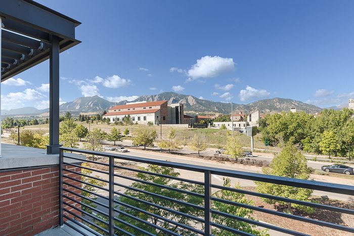Breathtaking balcony view from Union 9Seventy showcasing scenic mountains and a clear blue sky, perfect for tranquility and relaxation at our Boulder, Colorado apartments.