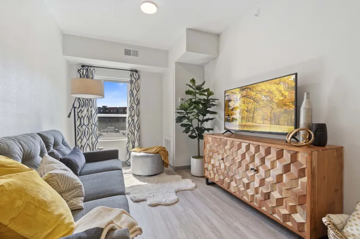 Cloud on Fifth - Cozy Living Area