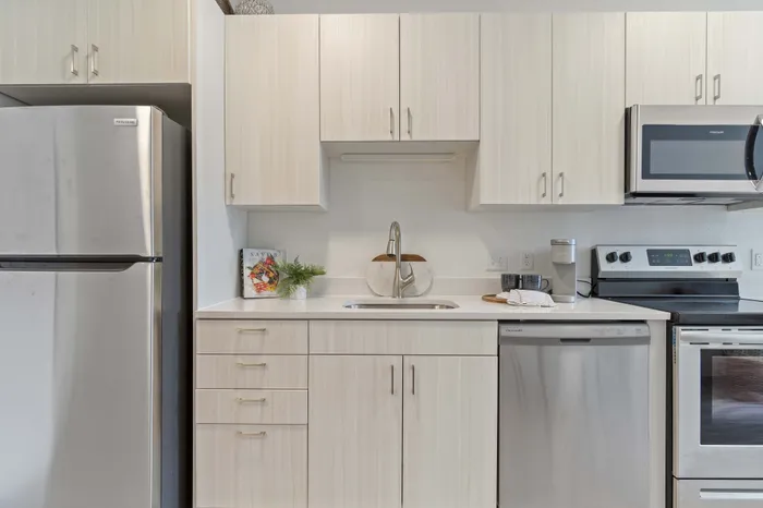 Cloud on Fifth - Modern Kitchen