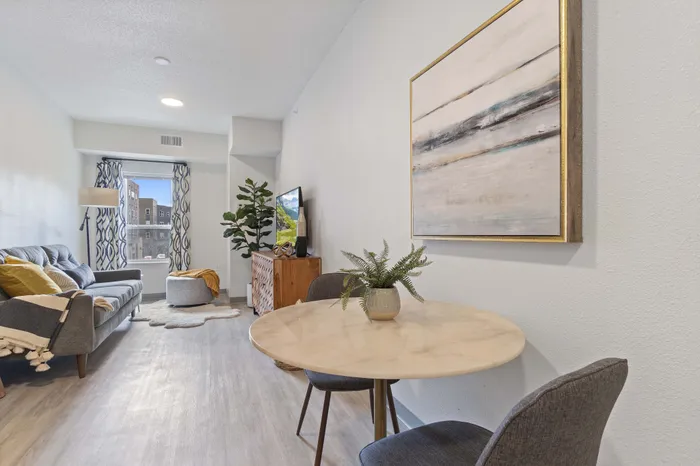 Cloud on Fifth - Cozy Living Room