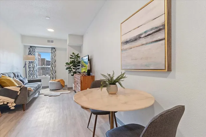 Cloud on Fifth - Cozy Living Room