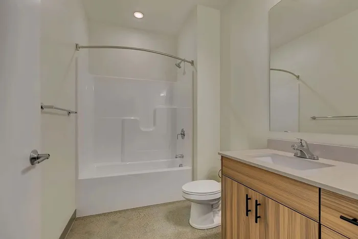 Cloud on Fifth - Modern Bathroom