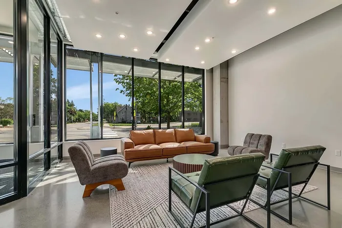 Cloud on Fifth - Modern Lounge