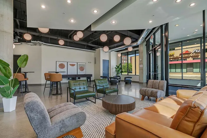 Cloud on Fifth - Stylish Lounge