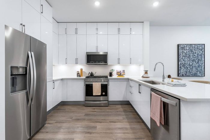 Eat In Kitchen | Open Floorplan with Bar Height Seating| 1155 Barton Springs