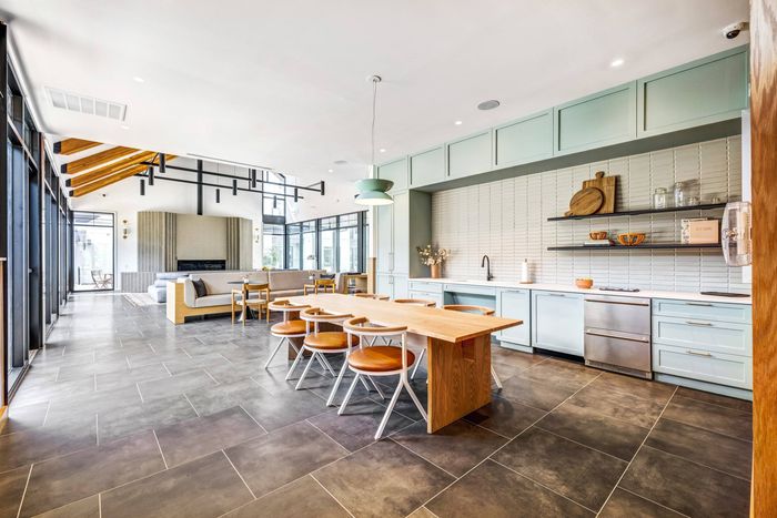 Kitchen & Lounge