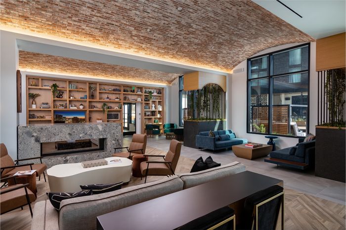 Aqua Lounge
