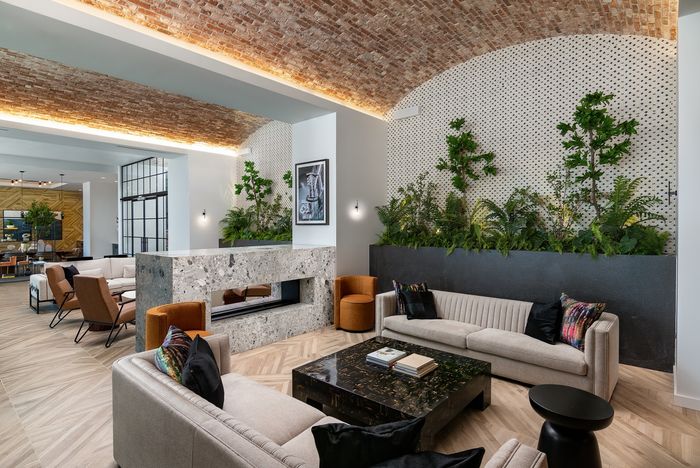 Aqua Lounge