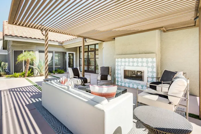 Pool Lounge
