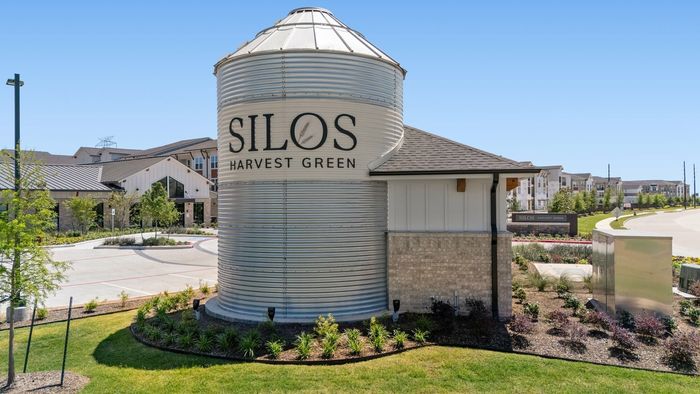 Silos Harvest Green Grain Silo