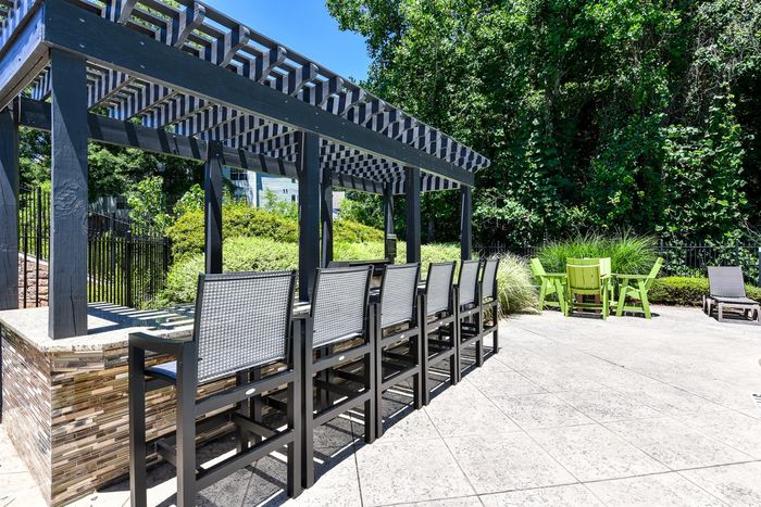 Poolside Bar and Grilling Area