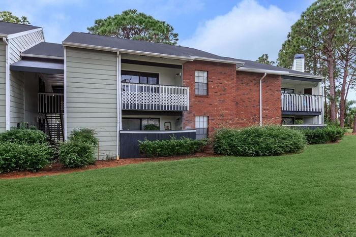 Exterior view of an apartment complex in Clearwater, FL