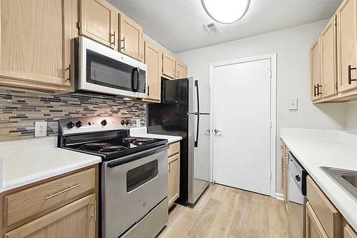 Kitchen with upgraded finishes, stylish backsplash and appliances