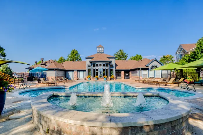 Pool with fountain