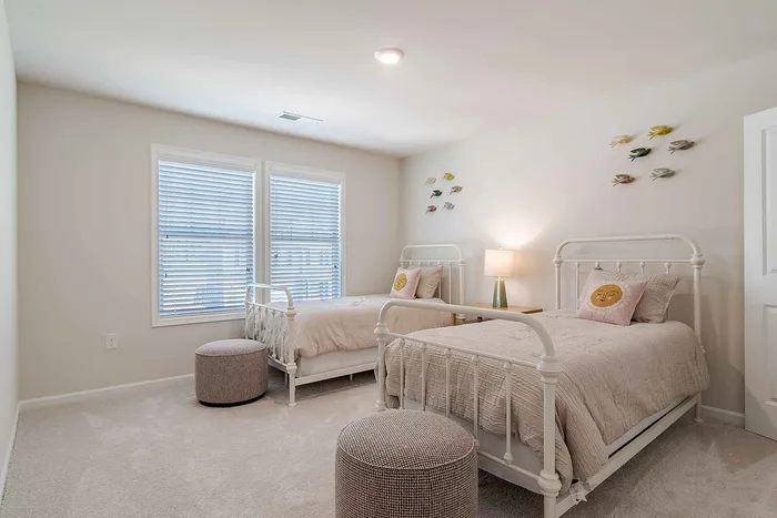 bedroom with twin beds