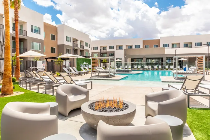 Outdoor firepit and pooldeck
