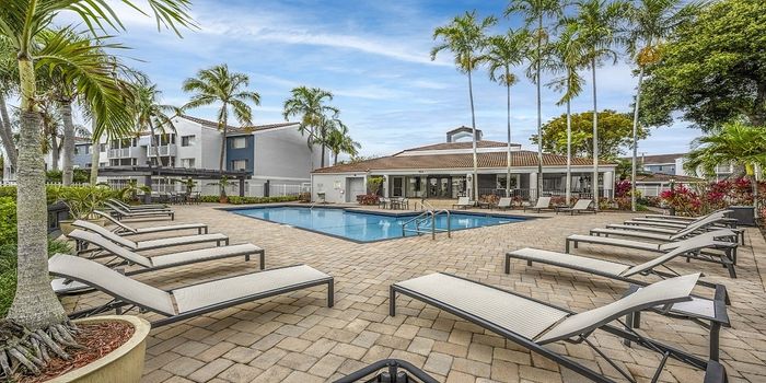 Lakeside Pool & Sundeck