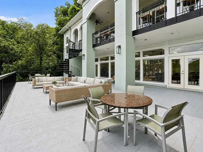 avana-cumberland-atlanta-ga-terrace-outdoor-seating-river-view