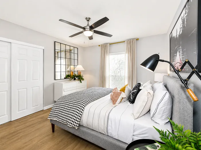 avana-cumberland-atlanta-ga-apartment-bedroom-wood-floors-spacious-closet