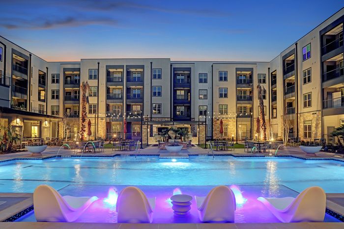 Larkspur at Shadow Creek pool and building