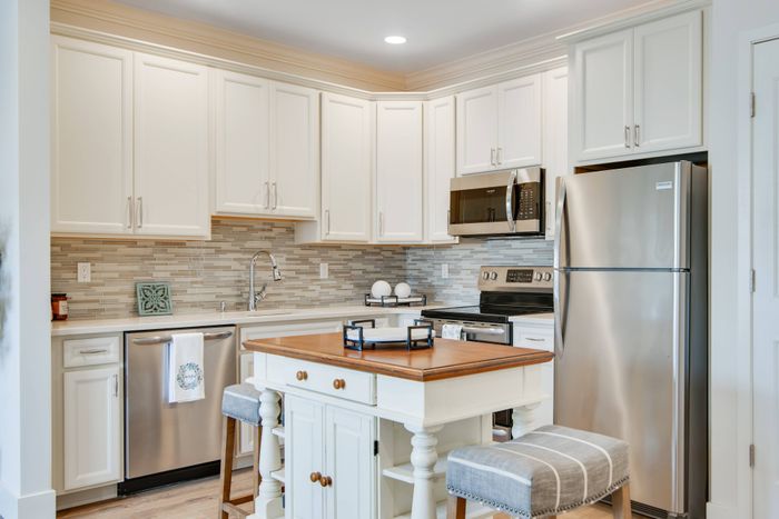 Kitchen with whilte cabinets