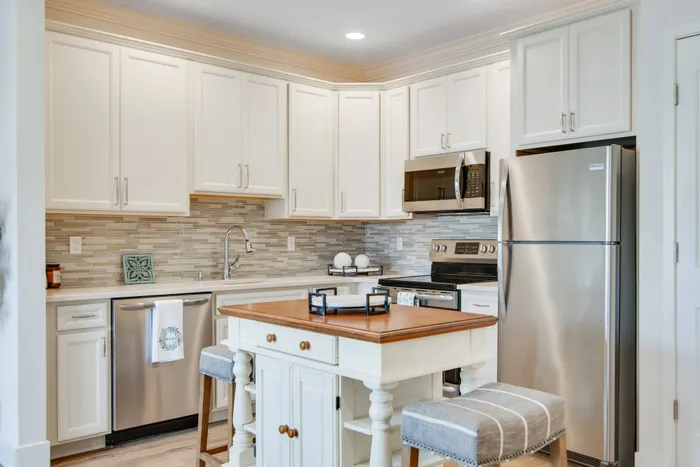 Kitchen with whilte cabinets