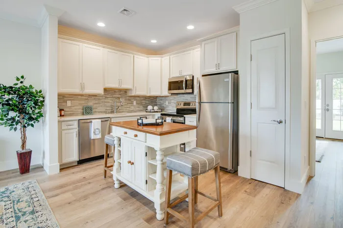 Kitchen with whilte cabinets