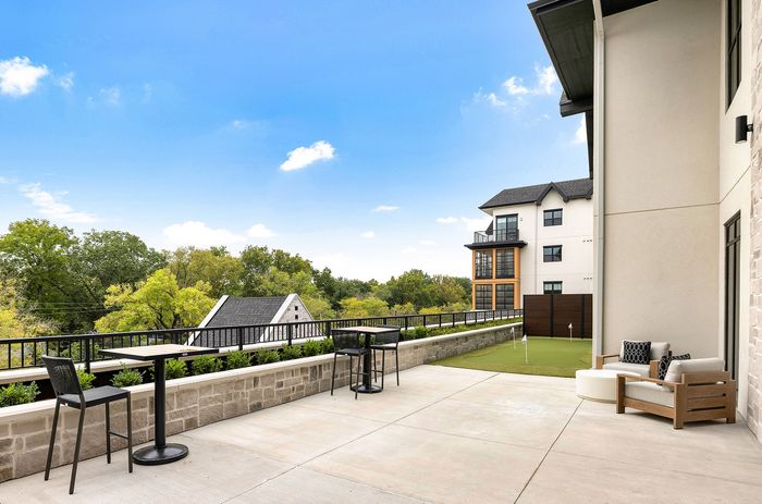 The Fieldston of Fairway - Outdoor Lounge & Putting Green