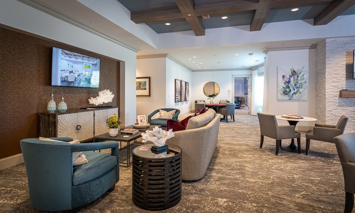 Tastefuly decorated lounge with comfortable seating | Arcadia Gardens |