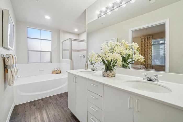 Stratton Master Bathroom Sinks