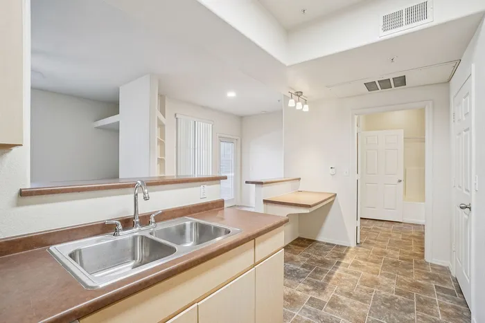 Modern open kitchen design with dual sinks, chic countertops, and a spacious layout, perfect for entertaining.