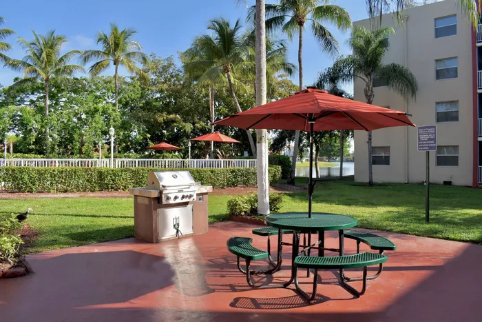 Lago Club Apartments, exterior, barbecue and picnic tables