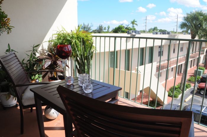 Las Brisas Gardens Apartments, exterior, balcony
