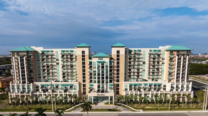 Welcome to Sea View at Dania