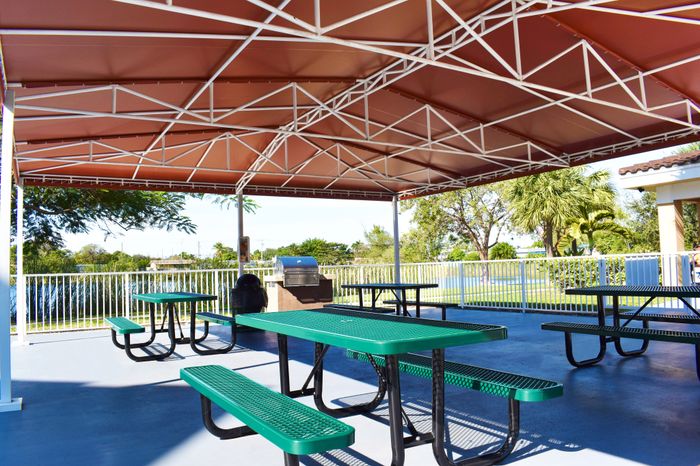 Sunshine Lakes Exterior | Picnic table beside lake