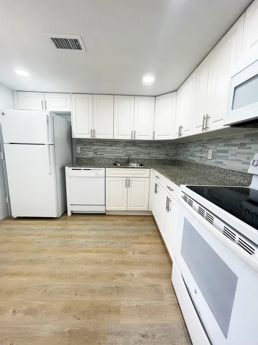 Colony at Dadeland Interior | Kitchen area | Fruits on counter