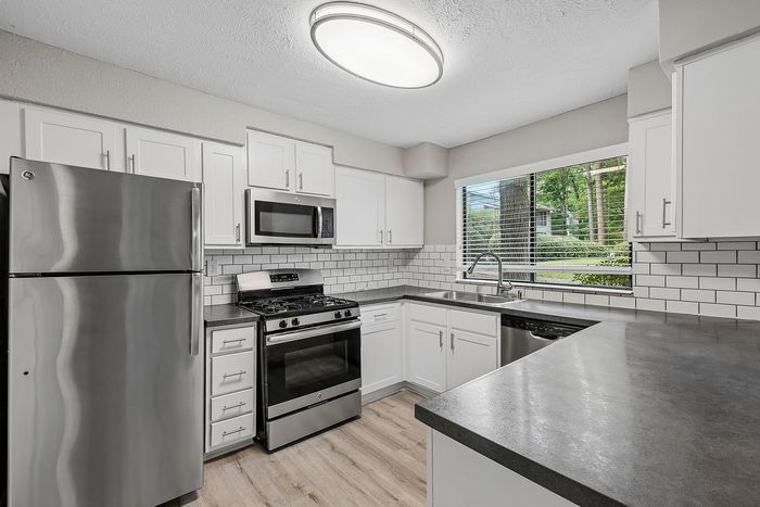 Advenir at Winterset - Modern Kitchen
