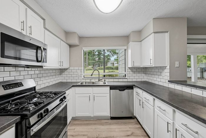 Advenir at Winterset - Modern Kitchen
