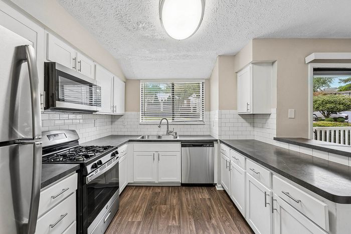 Advenir at Winterset - Modern Kitchen