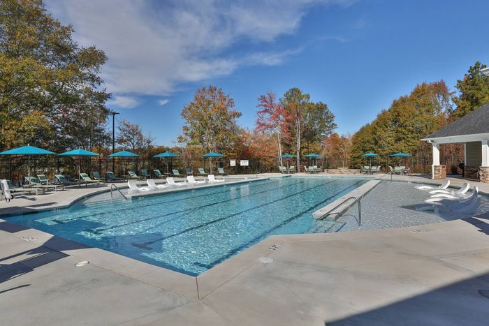 Sparkling Pool | Valley Falls | Off-campus Apartments in Spartanburg