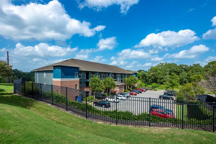 Beautifully Landscaped Grounds | The Bluff at Waterwoks Landing | Apartments Near Campus in Tuscaloosa, AL