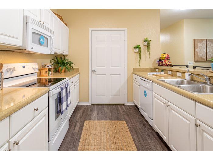 Full-sized Kitchen | Perfect for a place to call home | Hawks Landing | Apartments in Tampa, FL