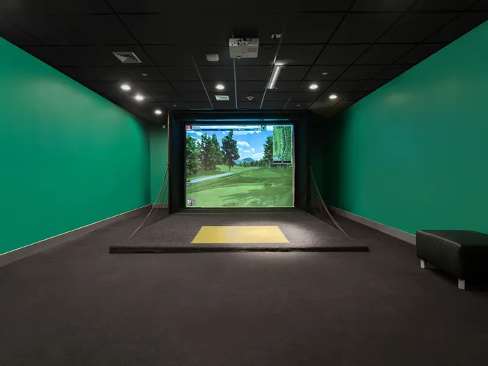 Golf simulatorat The Printing House | Binghamton Apartments